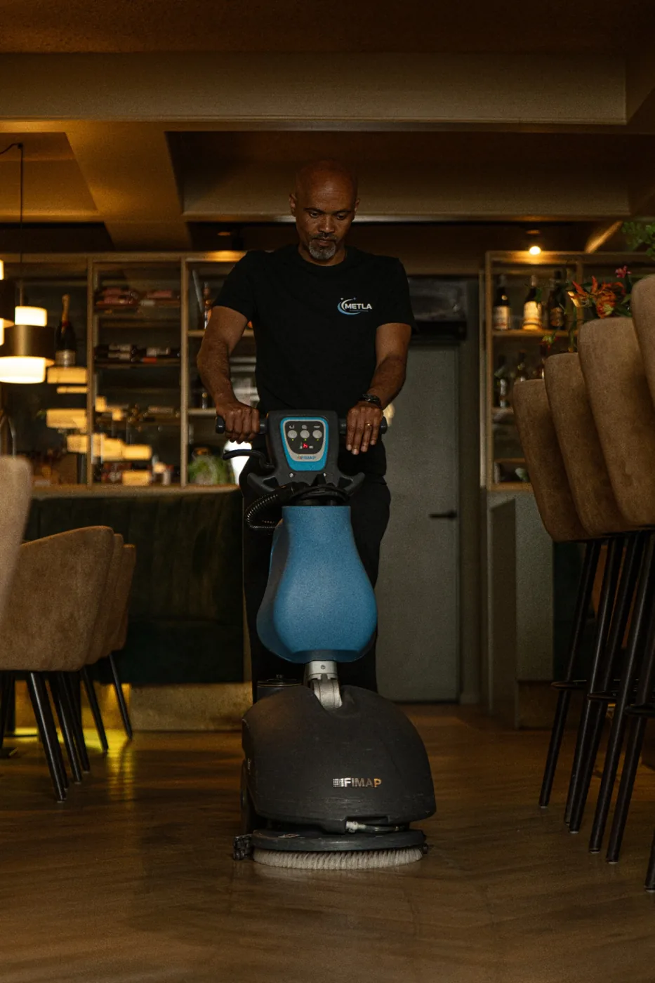 Professionele schrobmachine tijdens vloeronderhoud